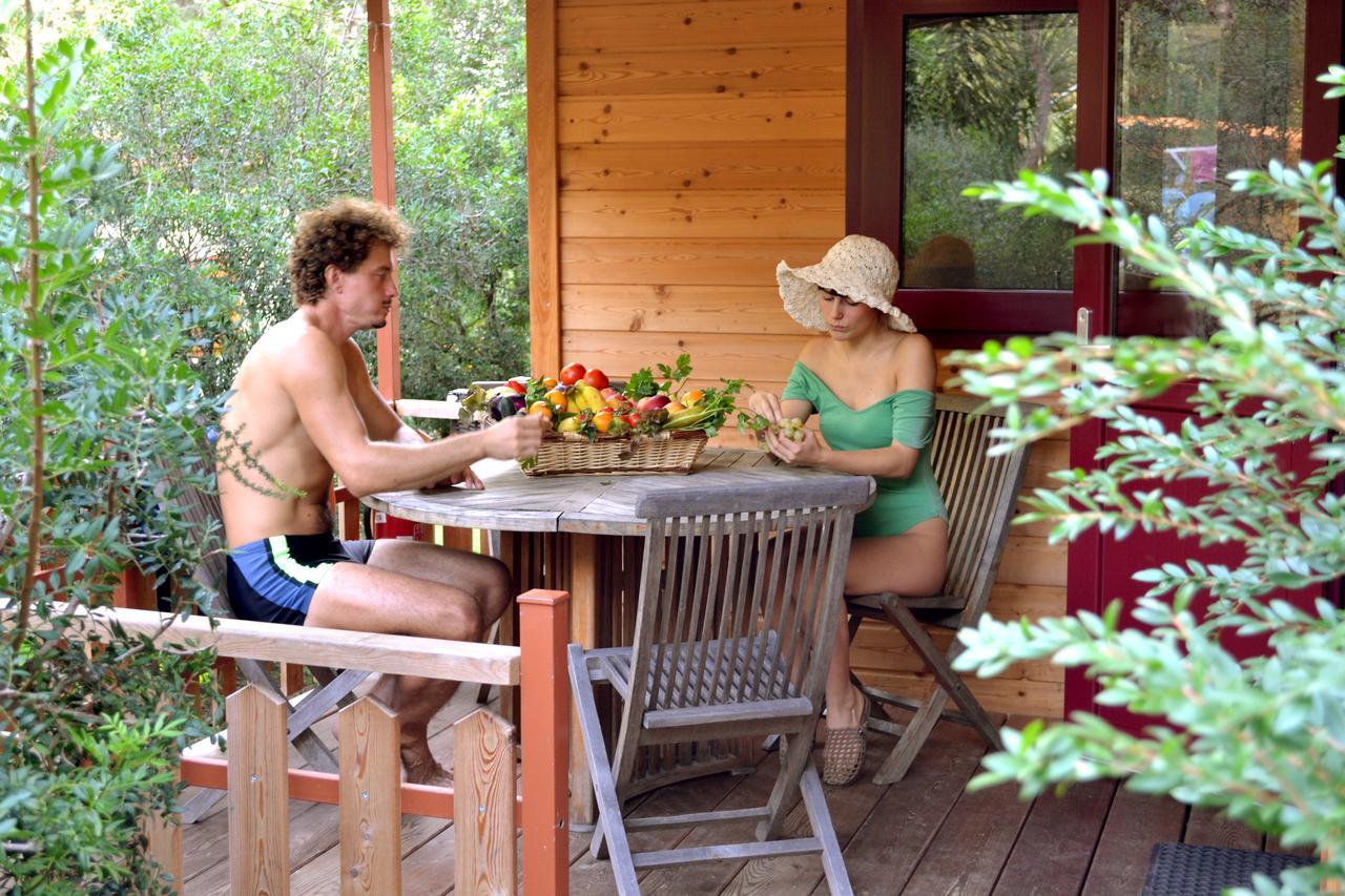 Le Esperidi Camping Ecoresort مارينا دي بيبونا المظهر الخارجي الصورة