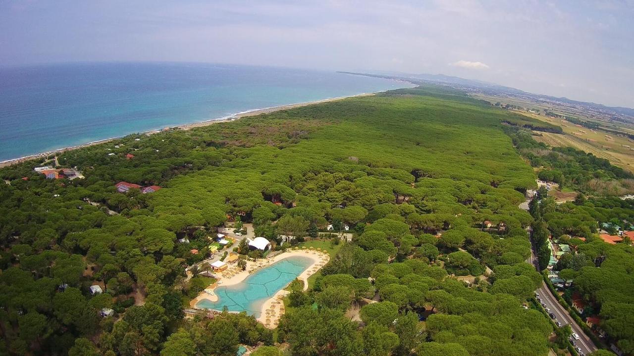 Le Esperidi Camping Ecoresort مارينا دي بيبونا المظهر الخارجي الصورة