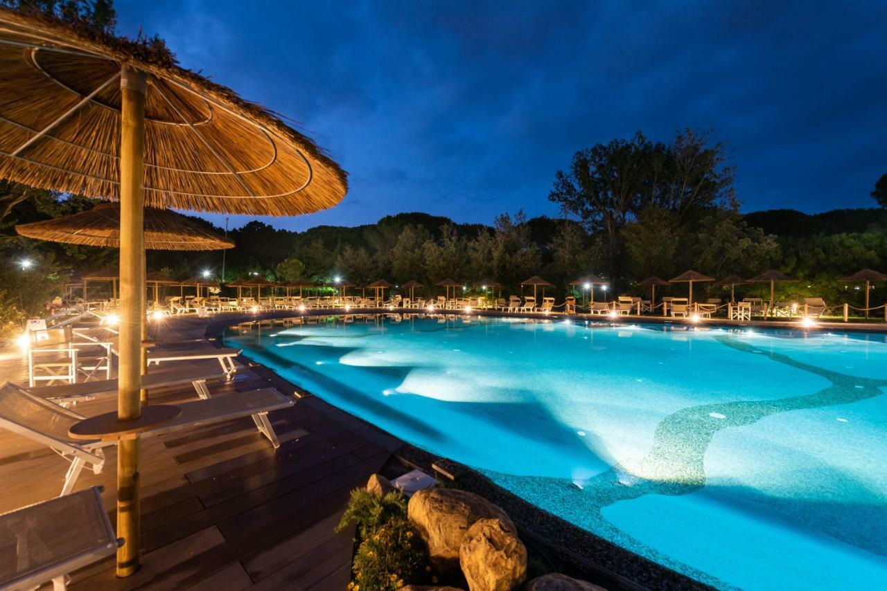 Le Esperidi Camping Ecoresort مارينا دي بيبونا المظهر الخارجي الصورة